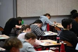 VAGUE DE CHALEUR : LES ÉLÈVES CONCERNÉS PAR UN REPORT DE LEUR ORAL DU BAC SERONT PRÉVENUS « VENDREDI AU PLUS TARD »