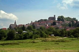 SURNOMMÉ « LE MONT-SAINT-MICHEL DES CAMPAGNES », CE VILLAGE PERCHÉ ABRITE UN SUPERBE PATRIMOINE MÉDIÉVAL