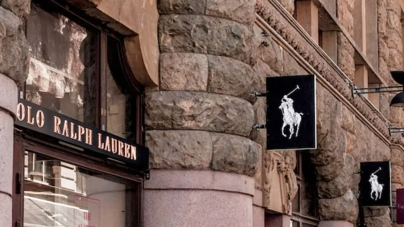 PLUS DE 8 MILLIARDS DE DOLLARS DE CHIFFRE D’AFFAIRES ET UNE COMMUNAUTÉ DE PASSIONNÉS: COMMENT RALPH LAUREN EST DEVENUE UN EMPIRE MONDIAL ET UNE MARQUE CULTE POUR DES GÉNÉRATIONS DE COLLECTIONNEURS