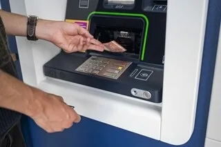 LE BILLET DE 10 € COINCÉ DANS LE DISTRIBUTEUR : L’ESCROC VOLAIT DES PERSONNES ÂGÉES EN MAINE-ET-LOIRE