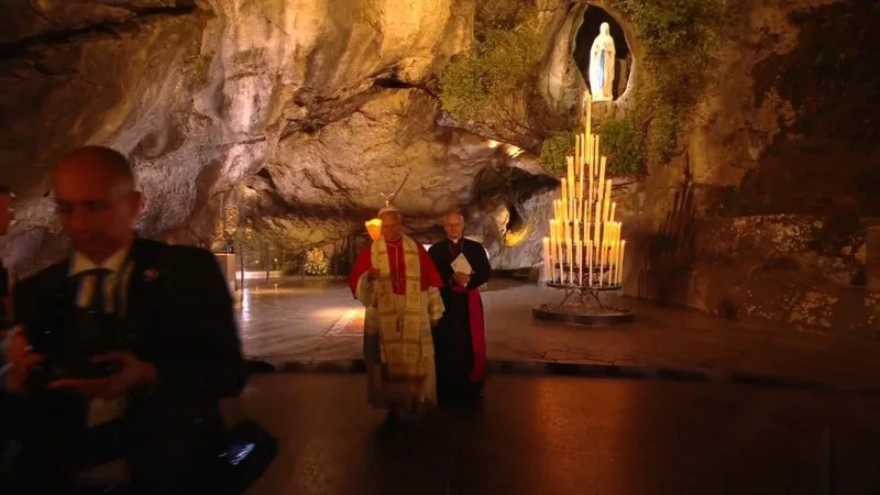 LÉON XIV: GRANDE MESSE DOMINICALE, RENCONTRE AVEC DES MALADES, PROCESSION AUX FLAMBEAUX… LES IMAGES DE LA TROISIÈME JOURNÉE DU VOYAGE DU PAPE EN FRANCE