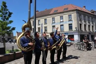 HOMMAGE À FREDDIE MERCURY, CIRQUE ET HUMOUR BURLESQUE… LES ARTS J’ENTENDS TRANSFORMENT LES RUES D’ARGENTAN