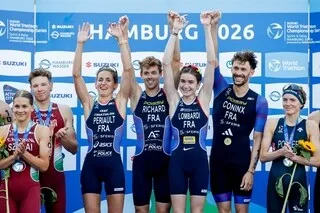 TRIATHLON. LA FRANCE DÉCROCHE LE TITRE MONDIAL DE RELAIS MIXTE ET… QUATRE BILLETS POUR LES JO 2028 À LOS ANGELES