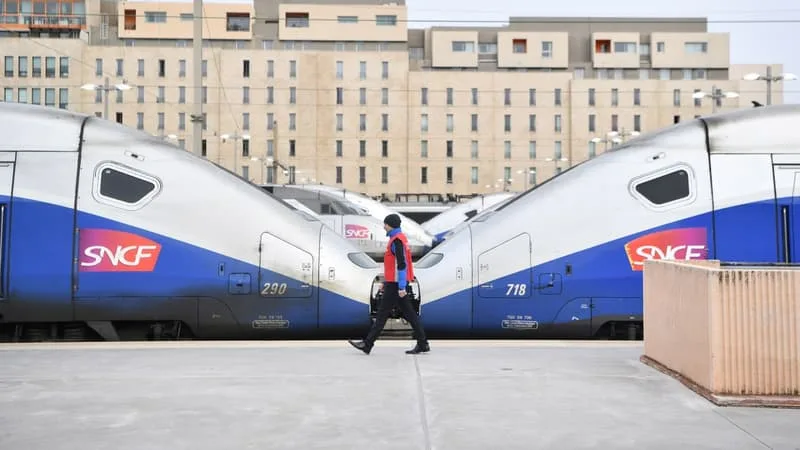 « ON A EU LE DROIT D’ENLEVER LA VESTE… », « ON A 200 BOUTEILLES D’EAU TIÈDE POUR 500 PASSAGERS »: À LA SNCF, LA CANICULE VIENT AMPLIFIER UN MALAISE SOCIAL BRÛLANT