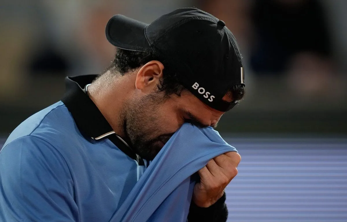 ROLAND-GARROS 2026 : « J’EN AI MARRE D’ABANDONNER »… LA TRISTESSE DE MATTEO BERRETTINI, ENCORE LÂCHÉ PAR SON CORPS