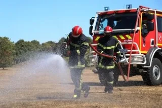 UN IMPORTANT INCENDIE EN COURS DANS LE MAINE-ET-LOIRE : UNE CENTAINE DE POMPIERS MOBILISÉS, ENVIRON 50 HECTARES BRÛLÉS