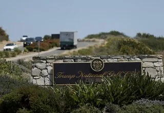 UN HOMME ARMÉ ARRÊTÉ SUR UN TERRAIN GOLF APPARTENANT À DONALD TRUMP, DEUX JOURS AVANT LA VISITE DU PRÉSIDENT AMÉRICAIN