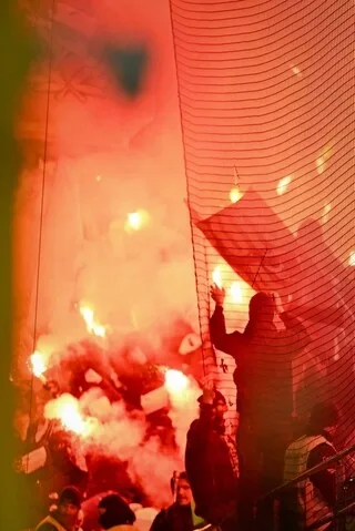 LIGUE DES CHAMPIONS. LE RC LENS RISQUE UNE SANCTION DE L’UEFA APRÈS LES FUMIGÈNES CRAQUÉS À BRUGES