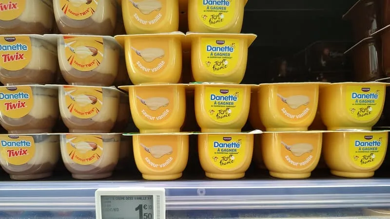 « LA MOITIÉ DU TEMPS, LE CONSOMMATEUR NOUS DIT QUE LE PRODUIT N’EST PAS RÉUSSI »: DU LABORATOIRE AU SUPERMARCHÉ EN PASSANT PAR L’USINE, ON A SUIVI L’ITINÉRAIRE D’UN POT DE DANETTE