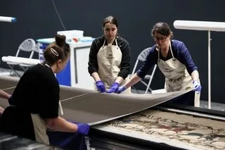 TAPISSERIE DE BAYEUX À LONDRES : CHARLES III ET CAMILLA INAUGURERONT L’EXPOSITION AVEC LE COUPLE MACRON CET APRÈS-MIDI