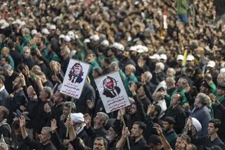 GUERRE AU MOYEN-ORIENT : KHAMENEI INHUMÉ DANS UN CONTEXTE D’ESCALADE… LES DERNIÈRES INFOS