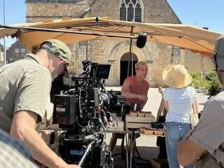 « QU’EST-CE QU’IL SE PASSE SUR NOTRE MARCHÉ ? » : UN VILLAGE DE L’ORNE ACCUEILLE LE TOURNAGE D’UN FILM DE FRANÇOIS OZON