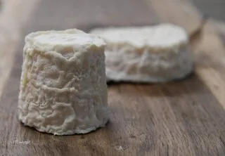 NE LE CONSOMMEZ SURTOUT PAS : POURQUOI UN FROMAGE VENDU SUR UN MARCHÉ DU MAINE-ET-LOIRE FAIT L’OBJET D’UN RAPPEL