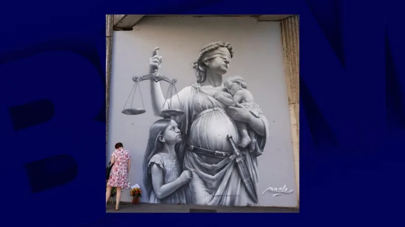BESANÇON: UNE FRESQUE CONTRE « LE PERMIS DE TUER » DES POLICIERS RECOUVERTE PAR LA MAIRIE