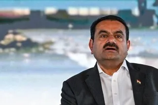 UN JUGE AMÉRICAIN CLASSE SANS SUITE UNE PLAINTE VISANT UN MILLIARDAIRE INDIEN, POURSUIVI POUR FRAUDE ET CORRUPTION