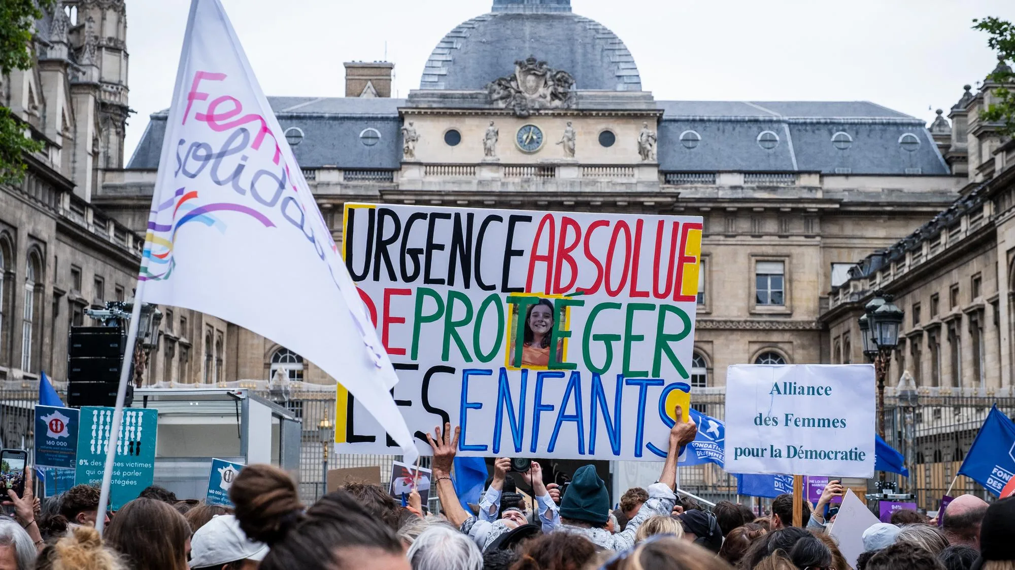 EN PLUS DU QUESTIONNAIRE SUR LES VIOLENCES SEXUELLES À L’ÉCOLE, LA CIIVISE RÉCLAME DES MESURES PRÉCISES POUR PROTÉGER LES ENFANTS