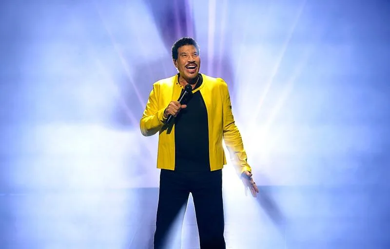 LIONEL RICHIE A ÉTÉ ADMIS À L’HÔPITAL APRÈS S’ÊTRE SENTI MAL SUR SCÈNE