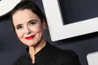 AVEC « L’ADOLESCENCE DU PERROQUET », AMÉLIE NOTHOMB SIGNE UN CONTE CRUEL ÉCRIT AU STYLO BEC