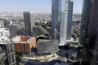 « LA TEMPÉRATURE VA ÊTRE DÉGRADÉE » : L’UNE DES USINES DE REFROIDISSEMENT DES TOURS DE LA DÉFENSE PÂTIT DE LA CANICULE