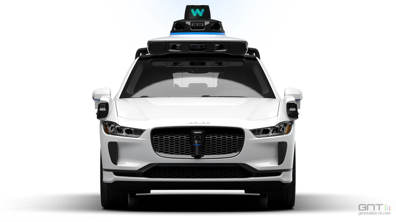 WAYMO VS TESLA, LIDAR VS CAMÉRAS : LA GUERRE DES CAPTEURS POUR LA VOITURE AUTONOME EST DÉCLARÉE
