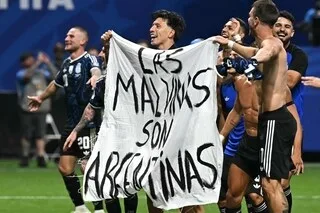 LE PRÉSIDENT JAVIER MILEI TENTE D’APAISER LA POLÉMIQUE DE LA BANDEROLE APRÈS LA VICTOIRE DE L’ARGENTINE