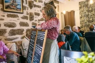 REPORTAGE. DANS CETTE AUBERGE BRETONNE, ON MANGE LA VIANDE, LES FRUITS ET LES LÉGUMES PRODUITS SUR PLACE