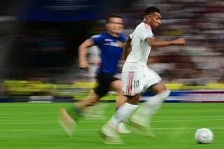 « RAPIDE COMME L’ÉCLAIR… » : UN POÈME POUR KYLIAN MBAPPÉ SIGNÉ MICAH RICHARDS, CONSULTANT VEDETTE DE LA TV AMÉRICAINE