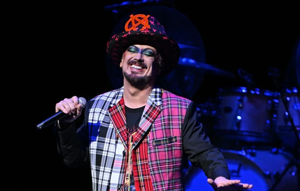 BOY GEORGE CRÉE LA POLÉMIQUE AVEC UNE CHANSON PRO-ISRAËL COMPOSÉE AVEC L’AIDE DE L’IA