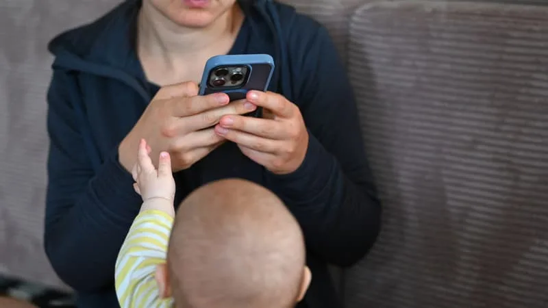 UN ÉCRAN QUI APPAUVRIT L’ÉCHANGE: QU’EST-CE QUE LA « TECHNOFÉRENCE », CE PHÉNOMÈNE QUI TOUCHE UN PARENT D’ENFANT SUR DEUX?