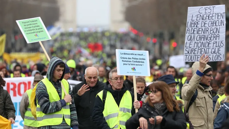 INFO BFMTV. UN RETOUR DES GILETS JAUNES? LE RENSEIGNEMENT TERRITORIAL INVITE À UNE « VIGILANCE PARTICULIÈRE » EN RAISON DE POSSIBLES TROUBLES À L’ORDRE PUBLIC