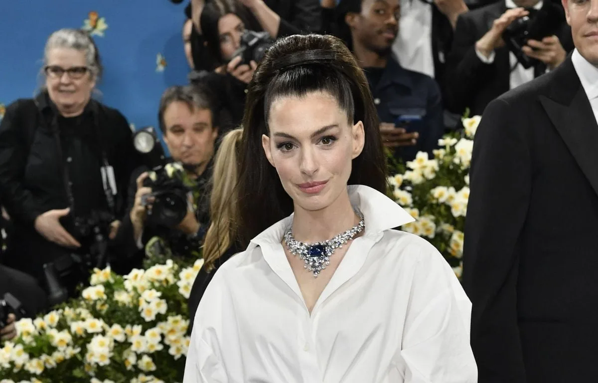 L’ACTRICE ANNE HATHAWAY ANNONCE ÊTRE ENCEINTE EN DÉVOILANT SON VENTRE ARRONDI SUR INSTAGRAM