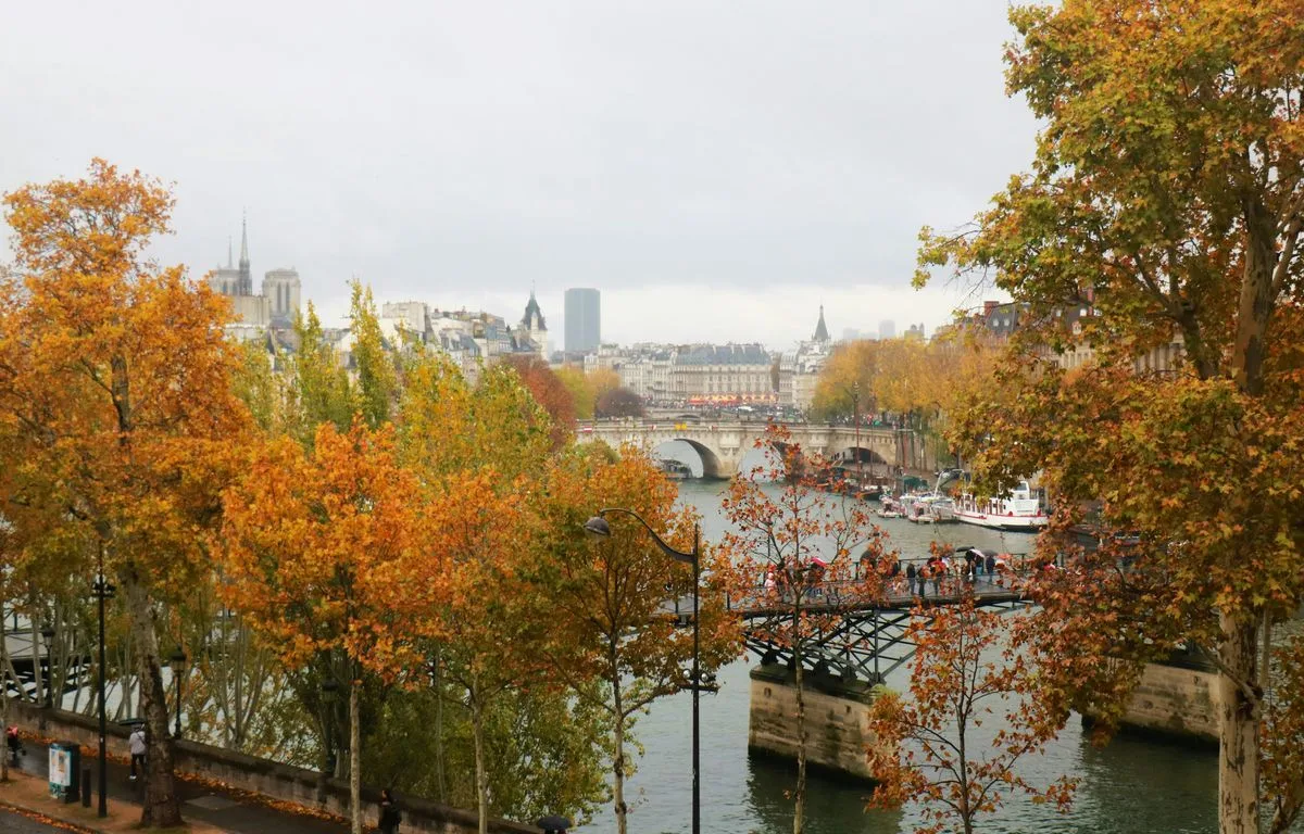 « VIVEMENT LES TRENCHS ET LES PUMPKIN SPICE LATTE » : STAR DES RÉSEAUX, L’AUTOMNE FAIT (DÉJÀ) SALIVER LES FRANÇAIS