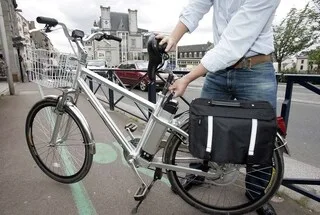 CHÈQUES, VÉLOS, AUTOPARTAGE… FACE À LA HAUSSE DU CARBURANT, LES COLLECTIVITÉS AIDENT LES FRANÇAIS À BAISSER LA FACTURE