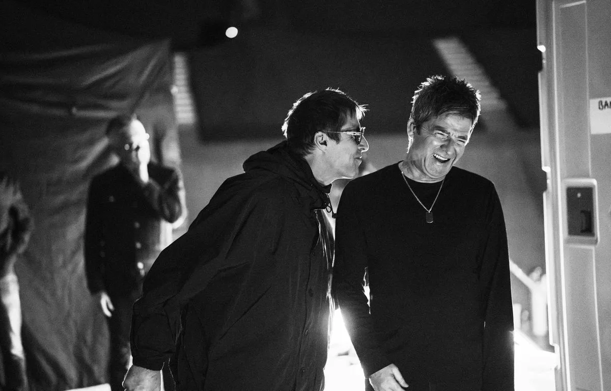 OASIS : ON A VIBRÉ DEVANT « DON’T LOOK BACK IN ANGER », LE « DOCU-FRICTIONS » SUR LA TOURNÉE 2025 DES FRÈRES GALLAGHER