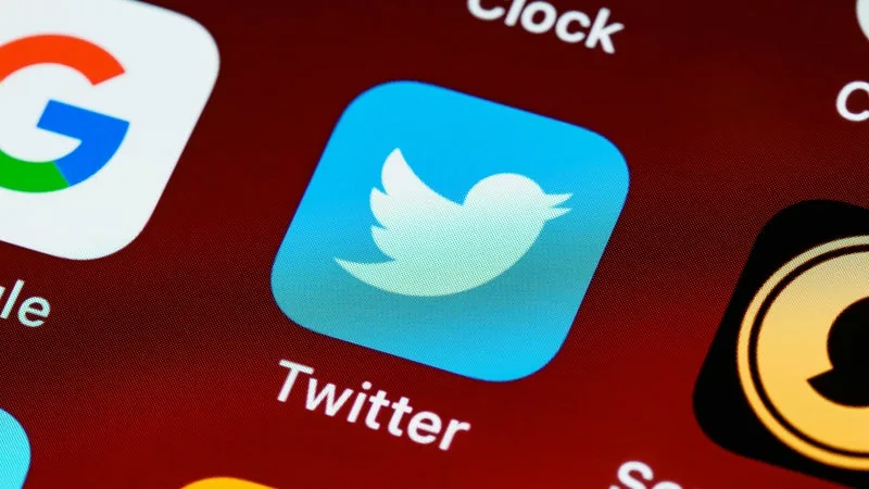 « L’HOMME LE PLUS RICHE DU MONDE L’A RACHETÉ ET L’A BRISÉ »: TWITTER EST DE RETOUR MAIS CE N’EST PAS ELON MUSK QUI EN EST À L’ORIGINE
