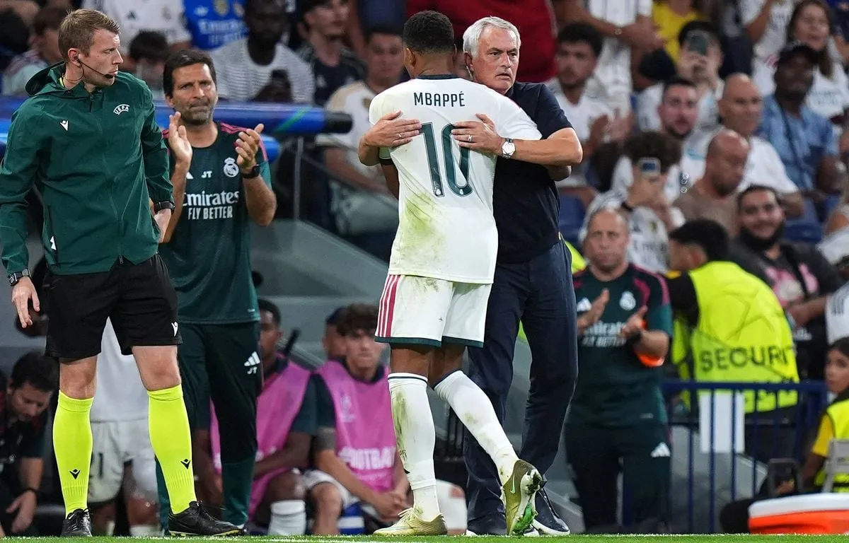 REAL MADRID : JOSÉ MOURINHO DÉFEND KYLIAN MBAPPÉ, VICTIME DE POLÉMIQUES « RIDICULES » SELON LUI