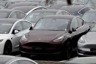 UNE TESLA EN MODE AUTOPILOT FONCE DANS UNE MAISON ET TUE UNE FEMME QUI SE TROUVAIT À L’INTÉRIEUR