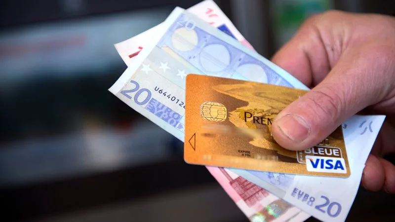 18% DES FRANÇAIS SONT À DÉCOUVERT AU MOINS UNE FOIS PAR MOIS, ET MÊME 43% UNE FOIS PAR AN: LA HAUSSE DES PRIX DU CARBURANT, DE L’ÉNERGIE ET DE L’ALIMENTATION SONT MIS EN CAUSE