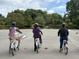 « J’AI TOUJOURS EU PEUR DE TOMBER » : ON A SUIVI UN COURS DE VÉLO-ÉCOLE, QUI APPREND AUX ADULTES À FAIRE DU VÉLO