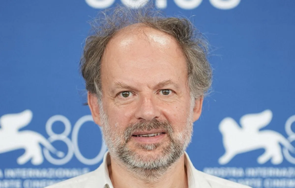 DEEPFAKES : DENIS PODALYDÈS PORTE PLAINTE CONTRE UNE CHAÎNE YOUTUBE QUI REPRODUIT SA VOIX AVEC L’IA