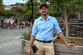 « LE BUT : QUE LE VISITEUR NE VOIE RIEN » : PAROLE D’ANIMATEUR DE L’UN DES PARCS À THÈME LES PLUS VISITÉS DE L’OUEST