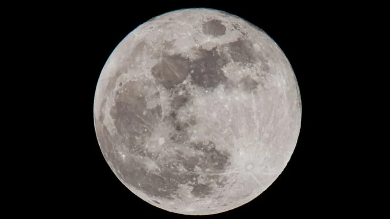 IL DEVRAIT PERCUTER LA LUNE DANS SON HÉMISPHÈRE NORD À 8.690 KM/H: L’ÉTAGE SUPÉRIEUR D’UNE FUSÉE DE SPACEX VA S’ÉCRASER SUR LA SURFACE LUNAIRE