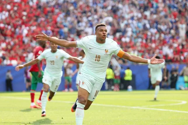COUPE DU MONDE : ALLIANT “AUTORITÉ” ET “FINESSE DE JEU”, LES BLEUS DOMINENT LE MAROC ET FILENT EN DEMI-FINALE