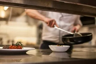 « J’AI COMPRIS QUE J’AI MAL AGI » : UN FINALISTE DE « TOP CHEF » ACCUSÉ DE HARCÈLEMENT PAR UN COMMIS