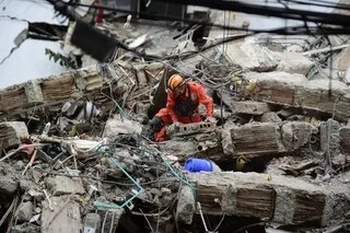 APRÈS UN TREMBLEMENT DE TERRE, COMBIEN DE TEMPS PEUT-ON SURVIVRE SOUS LES DÉCOMBRES ?