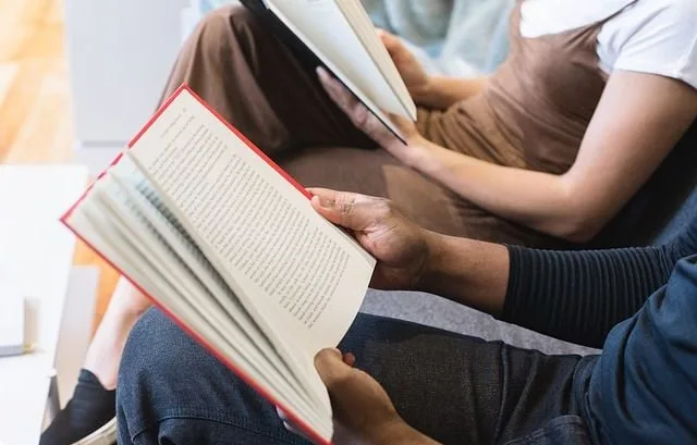 IA CONTRE AUTEURS HUMAINS… POURQUOI LES LECTEURS PRÉFÈRENT SPONTANÉMENT LIRE LES TEXTES ÉCRITS PAR DES ALGORITHMES