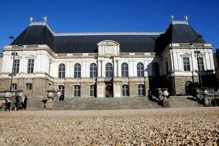 INJURES RACISTES ENVERS UN JOURNALISTE DE OUEST-FRANCE : LA COUR D’APPEL DE RENNES CONDAMNE TROIS HOMMES