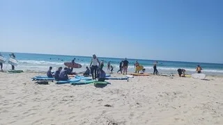SANS POSTE DE SECOURS, LES SURFEURS VEILLENT SUR LES BAIGNEURS SUR CETTE PLAGE DU FINISTÈRE