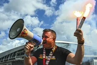 « LE MATCH, TU LE VIS DANS LE REGARD DES GENS » : LE CAPO DU VIRAGE SUD SE PRÉPARE POUR LE RETOUR DU MANS FC EN LIGUE 1