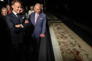 LA TAPISSERIE DE BAYEUX INAUGURÉE À LONDRES : EMMANUEL MACRON ET LE ROI CHARLES III SALUENT « UN GESTE D’AMITIÉ »
